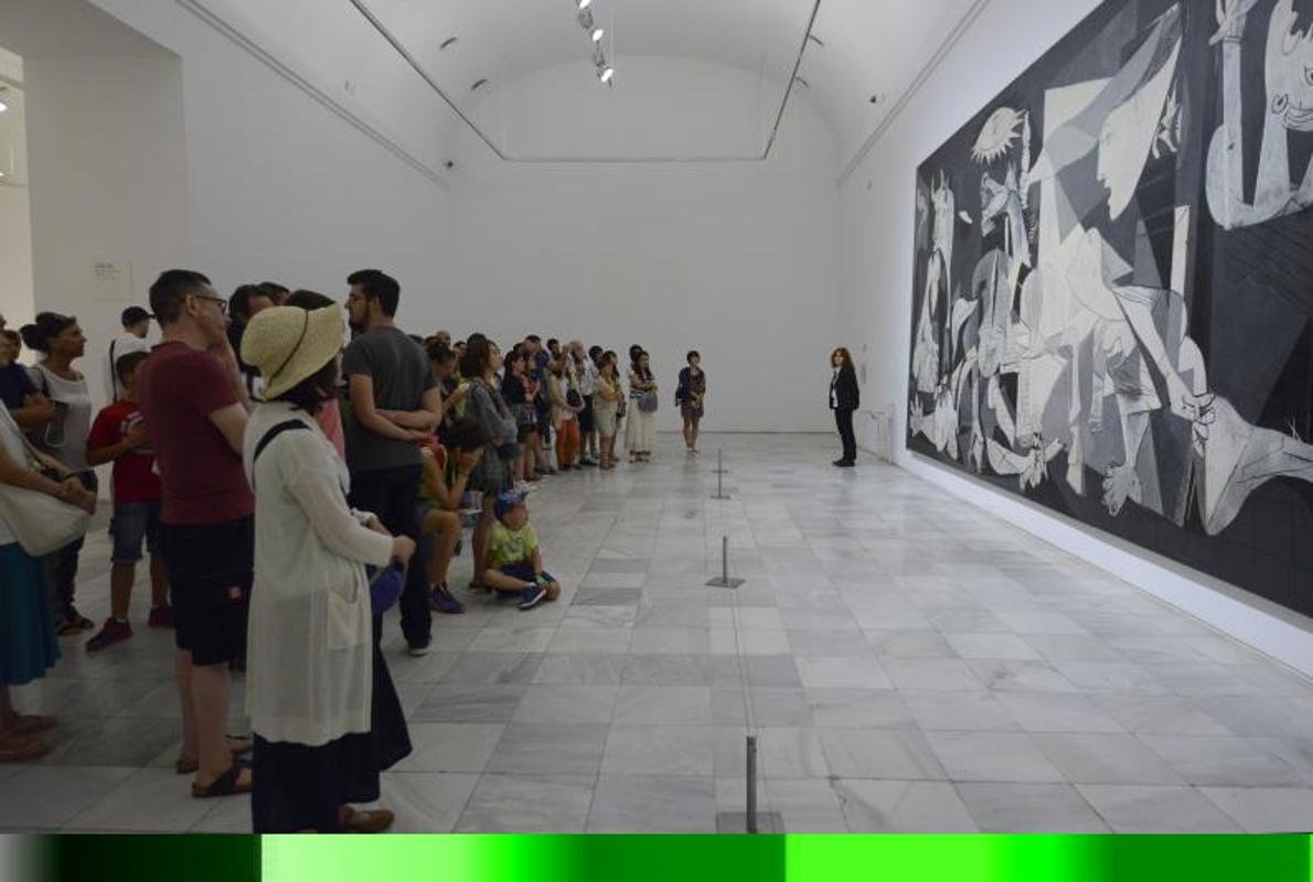 Un grupo de visitantes frente a «El Guernica»