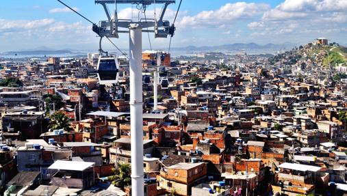 Teleférico sobre fabelas de Río de Janeiro