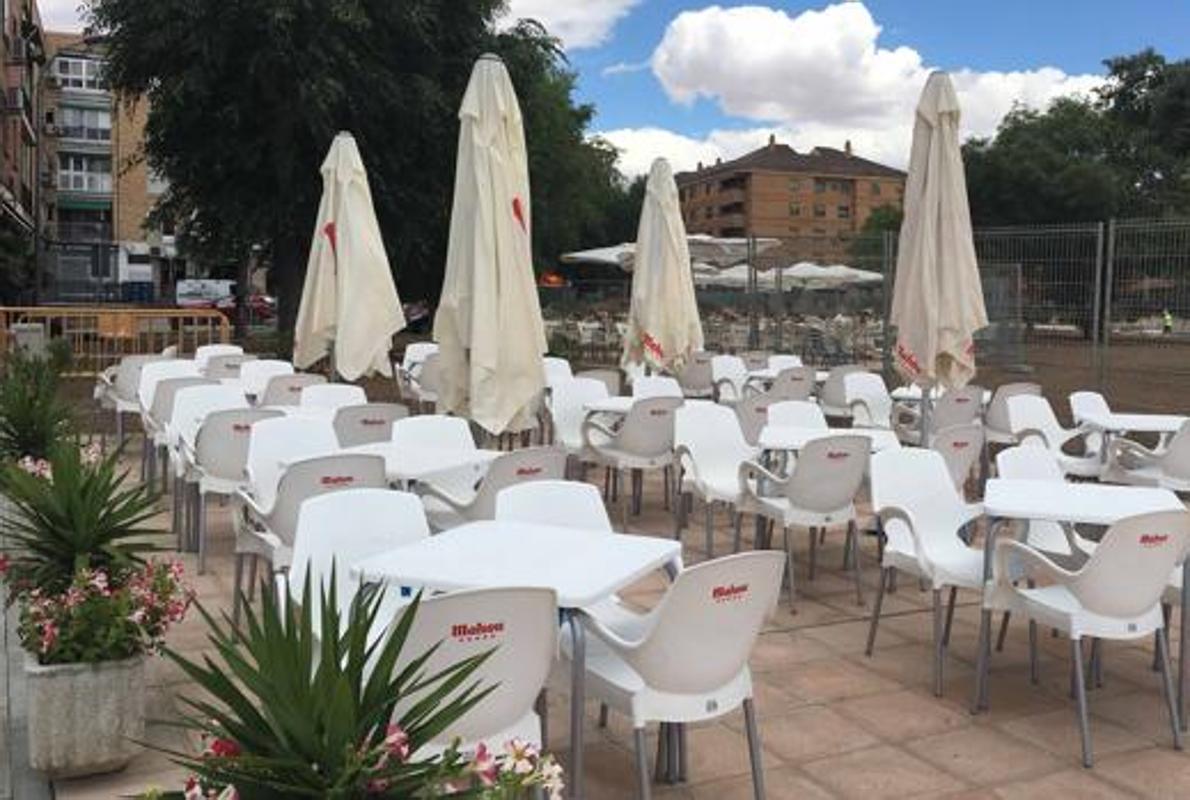 Vallado al fondo de una terraza en el barrio toledano de Santa Teresa