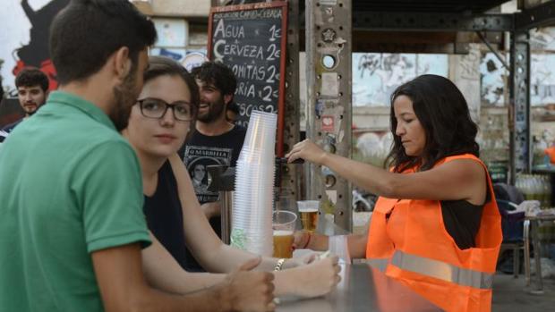 Una camarera sirve cervezas en una barra del Campo de la Cebada