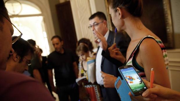 Un 28,4 por ciento de los castellano-manchegos pasan más de cinco horas enganchados al móvil