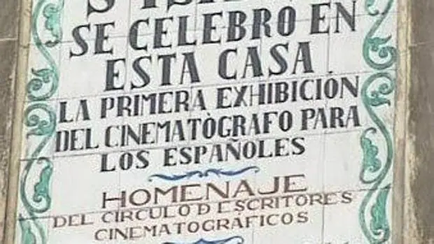 Placa en recuerdo de la primera exhibición cinematográfica en Madrid