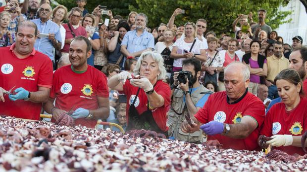 O Carballiño, en Orense, cocina esta domingo unos 40.000 kilos de pulpo para 80.000 personas