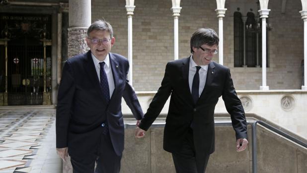 Imagen de Puigdemont y Puig tomada el pasado mes de mayo en Barcelona