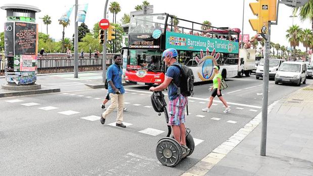 Un turista montado en un Segway, esta semana en el Paseo Colón de Barcelona