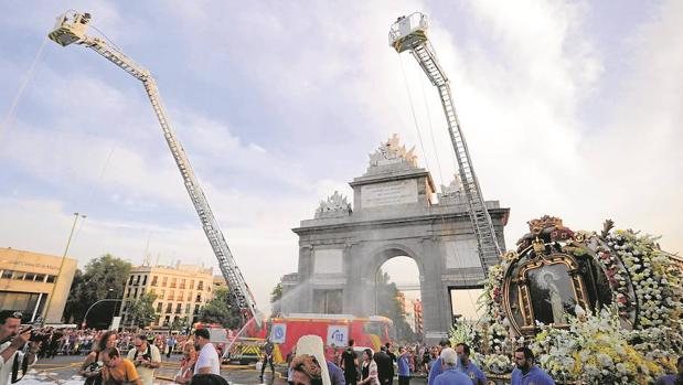 El «homenaje» de los bomberos, ayer, al paso de La Paloma