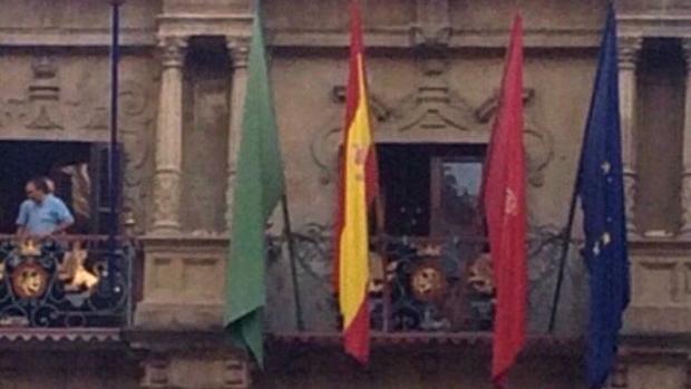 Imagen del Ayuntamiento de Pamplona, con las banderas oficiales