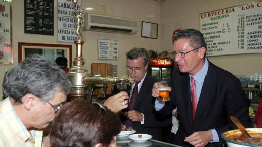 El exalcalde de Madrid, Alberto Ruiz-Gallardón, en el bar Los Caracoles