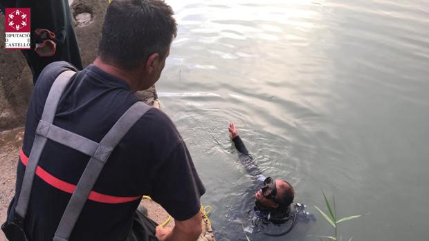 Imagen del dispositivo de búsqueda y rescate de bomberos de Castellón en el río Mijares (Vila-real)