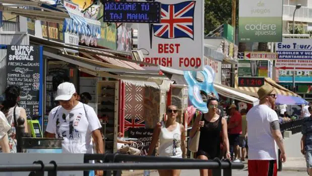 Zona de comercios especializados en británicos en Benidorm.