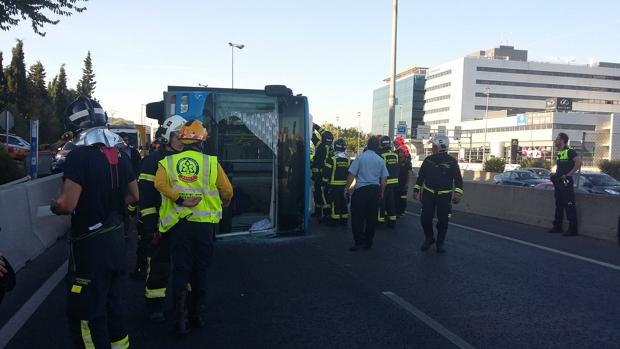 Quince heridos al volcar un autobús en Sanchinarro