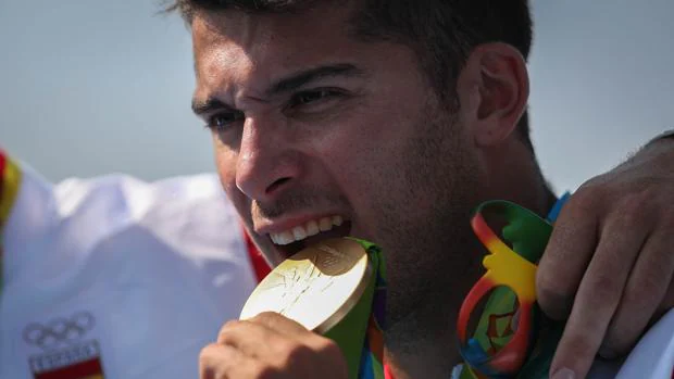Cristian Toro muerde su medalla de oro olímpica