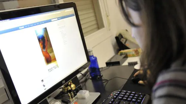 Una joven enseña un caso de acoso a través de internet