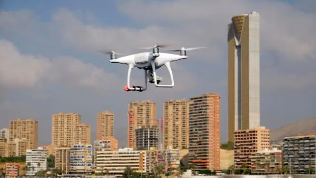Un dron realiza tareas de vigilancia en Benidorm