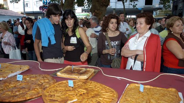 Vecinos degustando las diferentes recetas