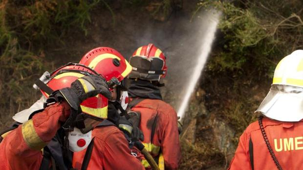 Brigadistas en el incendio de Arbo, en Pontevedra
