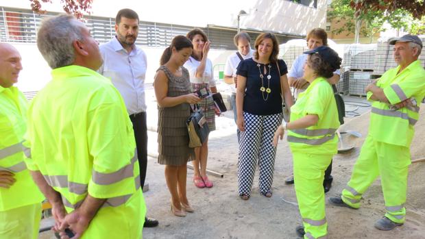 La consejera de Empleo durante una visita a los trabajadores contratados gracias al Plan en Ciudad Real