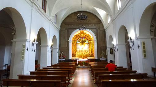 Un hombre reza en el interior de la ermita del Cristo de la Salud de Valdemoro