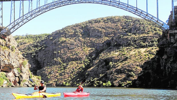 Ruta de Kayak bajo el puente de Requejo que salva el río Duero