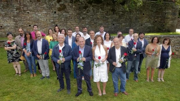 Los aspirantes a diputados del PSdeG posaron con una rosa adornada con un lazo azul