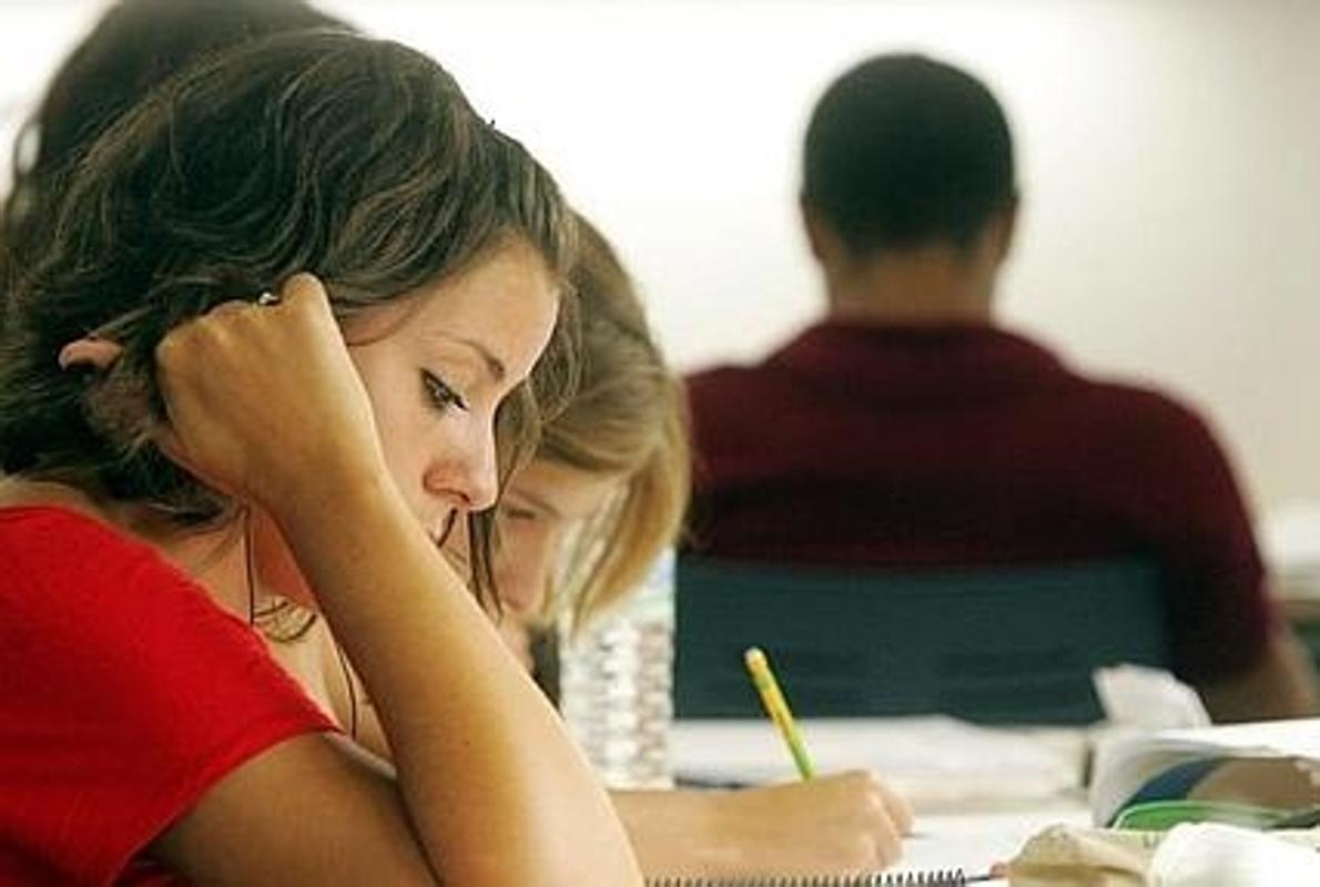 Dos jóvenes, concentradas en una biblioteca