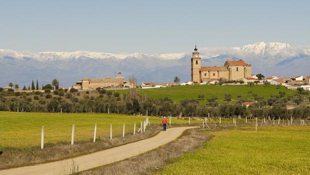 La Calzada de Oropesa, que participa en el concurso, con la sierra de Gredos al fondo