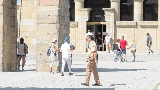 Un vigilante de seguridad privada hace ronda por las inmediaciones del Templo de Debod
