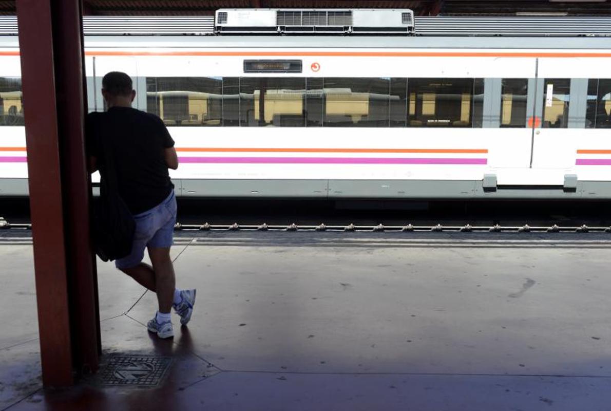 Un hombre espera la llegada de su tren, ayer, en la estación de Chamartín