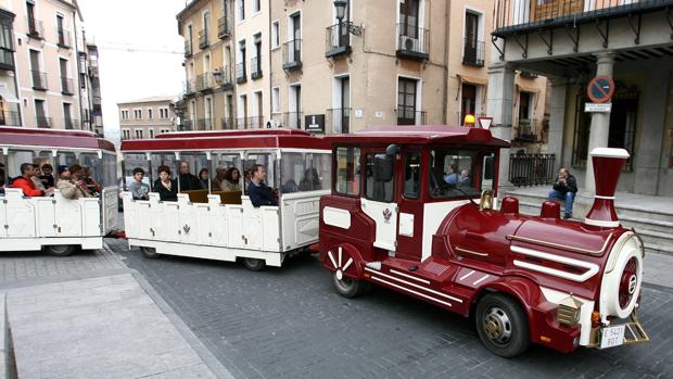 Un tren turístico, similar al que funciona en Toledo (en la imagen), ha sido el que ha sufrido el vuelco