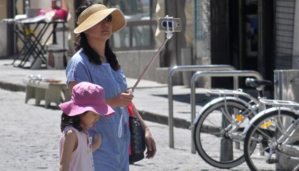 Una turista japonesa, con su hija en Segovia