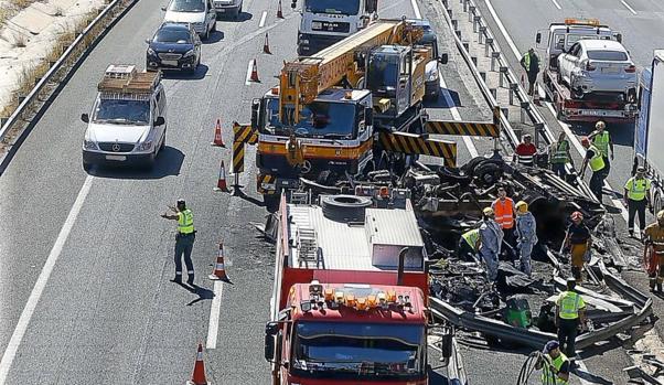 Un descuido del conductor del camión podría ser la causa del accidente en la A-7 de Elche