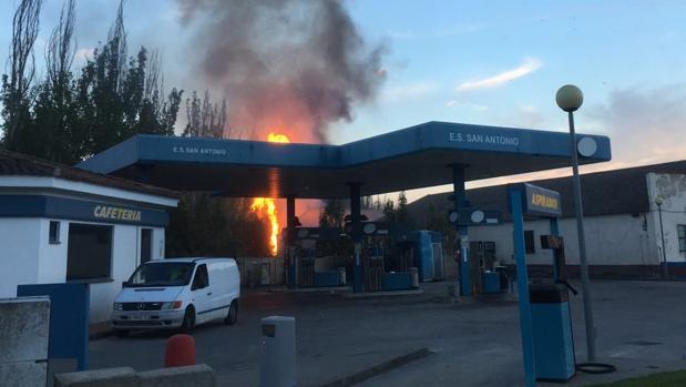 Incendio cerca de una gasolinera de Arroyo de la Encomienda (Valladolid)