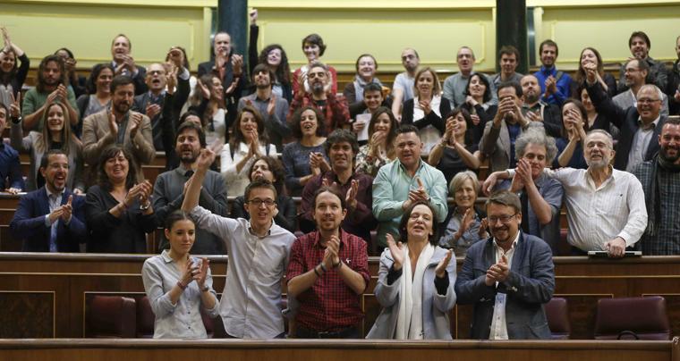 Diputados de Podemos se despiden en el Hemiciclo al final de la XI Legislatura