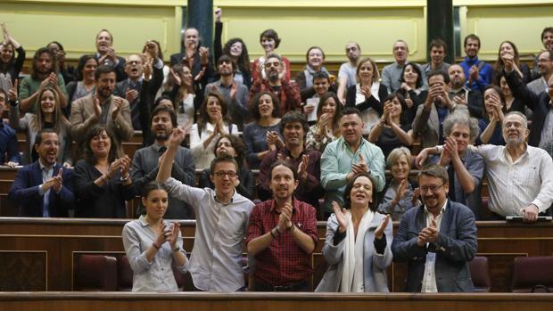 Diputados de Podemos se despiden en el Hemiciclo al final de la XI Legislatura