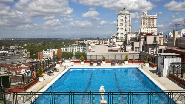 Vistas desde la azotea con piscina del Hotel Emperador de Madrid
