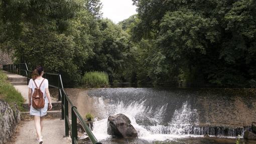 A su paso por el río Cuerpo de Hombre, este paseo nos deja bonitas imágenes