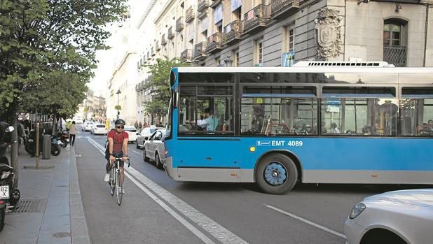 Un ciclista transita por un carril-bici por el barrio de los Austrias