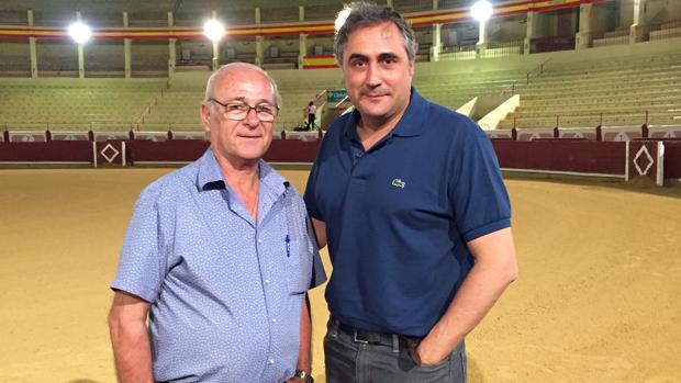 Luis Algaba con el alcalde de Cuenca, Ángel Mariscal, en la plaza de toros