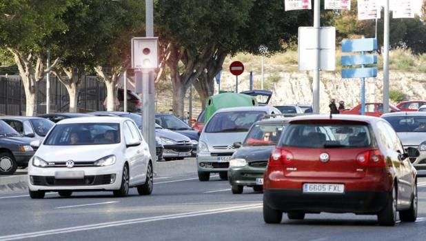 Radar encendido en una vía urbana de Alicante con limitación a 50 kilómetros por hora.