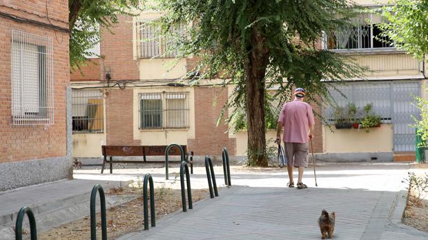 Un hombre pasea ayer, junto a su perro, por la zona del suceso