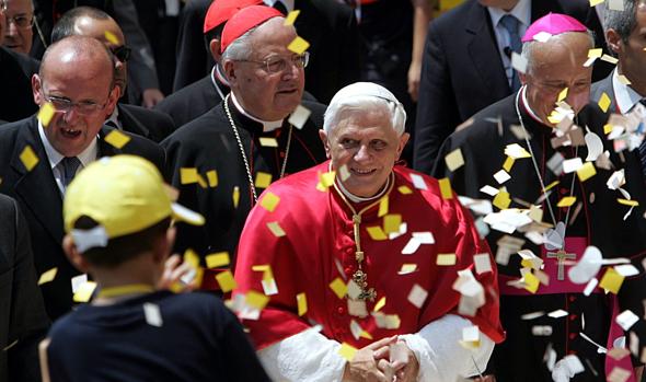 Imagen de archivo del Papa Benedicto XVI en la Plaza de la Reina situada en Valencia