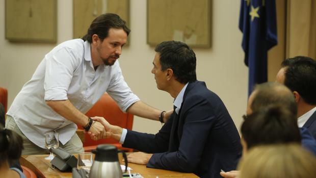 Iglesias saludando a Sánchez en la reunión de la Diputación Permanente del Congreso la semana pasada