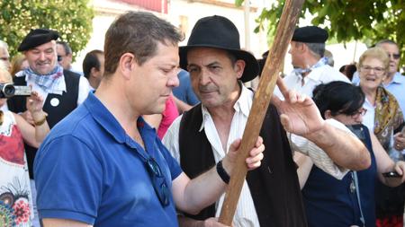 El presidente de Castilla-La Mancha durante su visita a Zaorejas para presenciar la fiesta ganchera