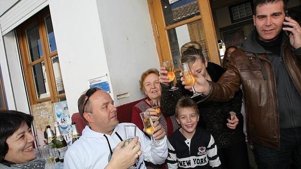 Los propietarios del despacho receptor, en el restaurante La Encajera, celebrando en 2014 un segundo premio del Sorteo del Niño