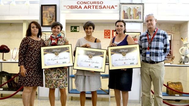 Las artesanas ganadoras con los responsables del Patronato de Desarrollo Provincial de Cuenca