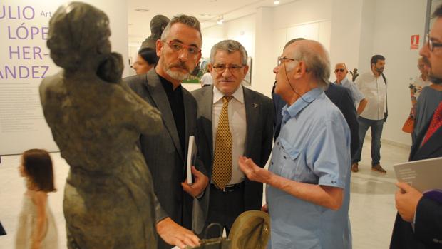 El alcalde de Valdepeñas, Jesús Martín, y el consejero de Educación y Cultura, Ángel Felpeto, durante su recorrido por la muestra