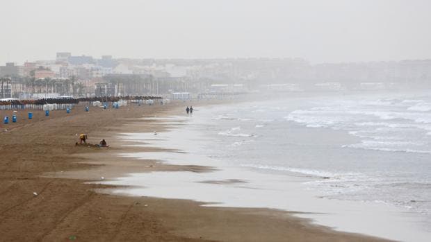 Imagen de archivo de la playa de la Malvarrosa durante una jornada de lluvia en Valencia