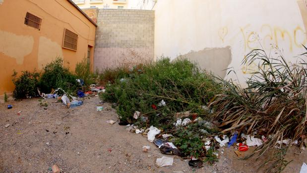 Imagen de archivo de restos de basura en las calles de Valencia