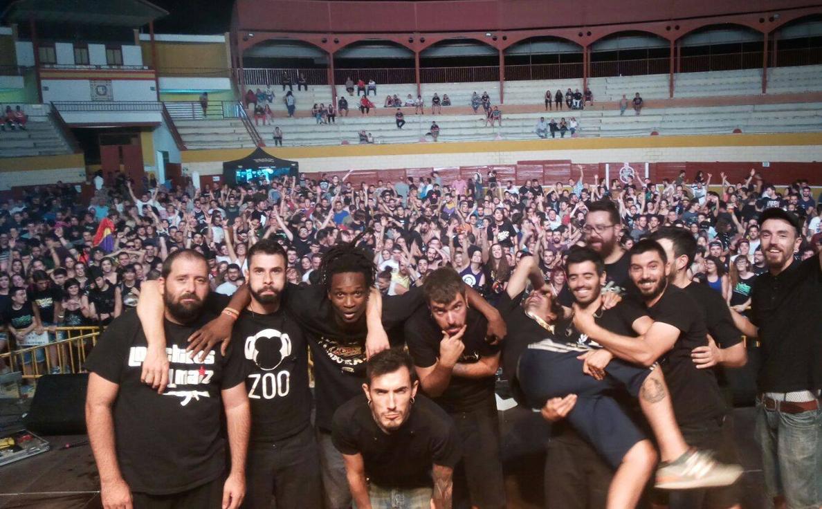 El grupo de Gandía, La Raiz, se fotografió con el público antes de comenzar la actuación