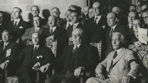 Azaña con Maciá rodeado de los ministros y parlamentarios que votaron el Estatuto de Cataluña en 1932. |VÍDEO: Escuche el momento en el que Domènech ha citado a Azaña